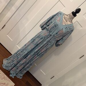 Chic Floral Maxi Dress in Light Blue